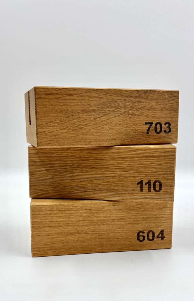 Tischaufsteller aus Eiche mit laufender Nummerierung und Doppelfunktion, da Holzklemmbretter eingesteckt werden können.