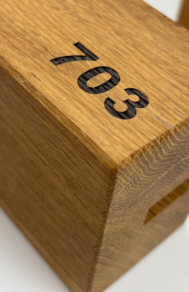 Tischaufsteller aus Holz für Klemmbretter, mit laufender Nummer gelasert.